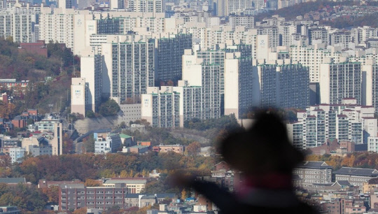 정부의 공시가격 현실화율 로드맵 발표로 대다수의 계층에서 보유세 부담이 크게 증가할 전망이다. 사진은 서울 시내 아파트와 건물들의 모습. <연합뉴스>